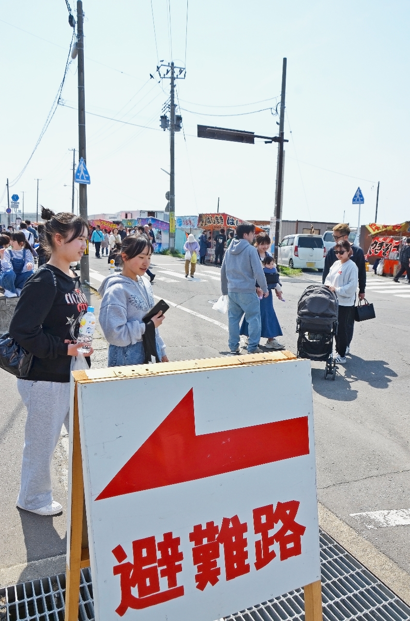 蕪嶋まつり会場では3カ所の避難経路を明示し、万一に備えた=26日、八戸市鮫町