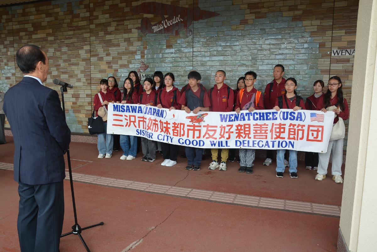 出発式で友好親善へ決意を新たにする使節団