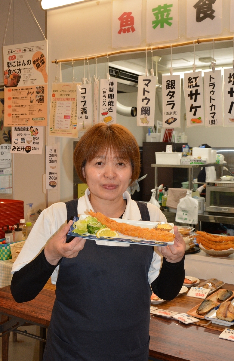 新商品のジャンボエビフライをＰＲするスタッフ＝２７日、八戸市