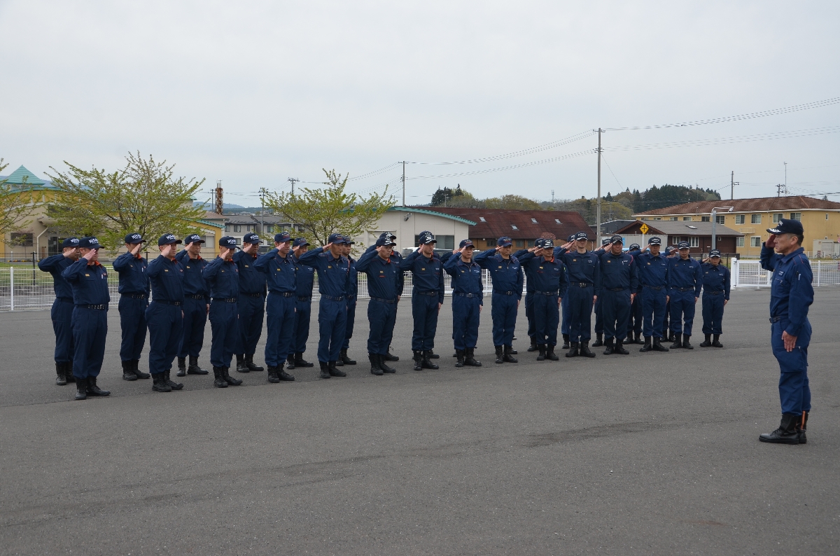 大槌町に派遣される緊急消防援助隊の第2陣=27日、八戸市田向の八戸消防本部
