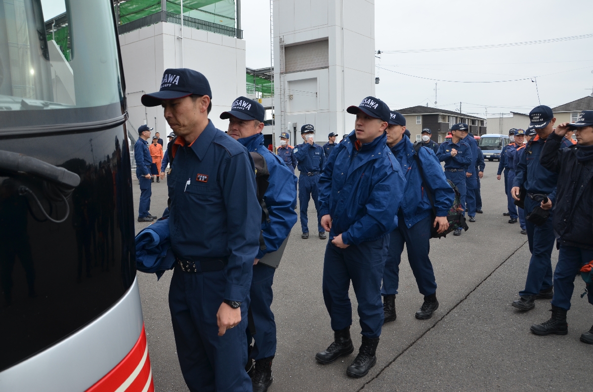 大槌町へ向かうバスに乗り込む緊急消防援助隊の第2陣=27日、八戸市田向の八戸消防本部