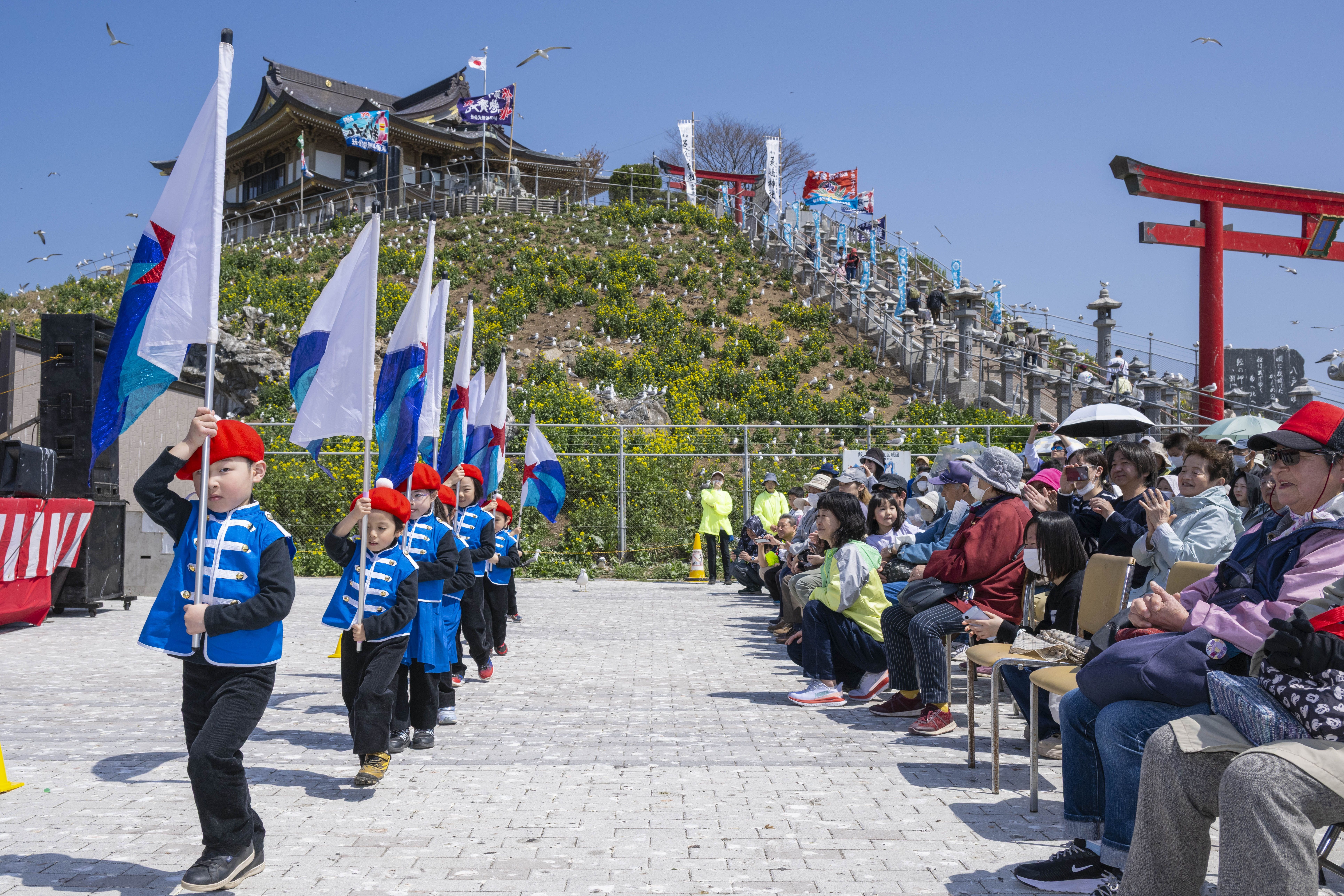 軽快な音楽に合わせてダンスを披露したうぐいす保育園の園児たち＝２６日