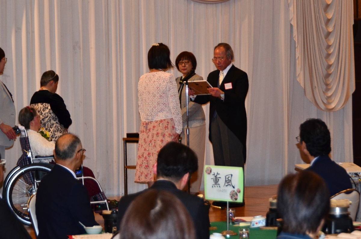 利用者に感謝状を手渡す小泉公夫理事長