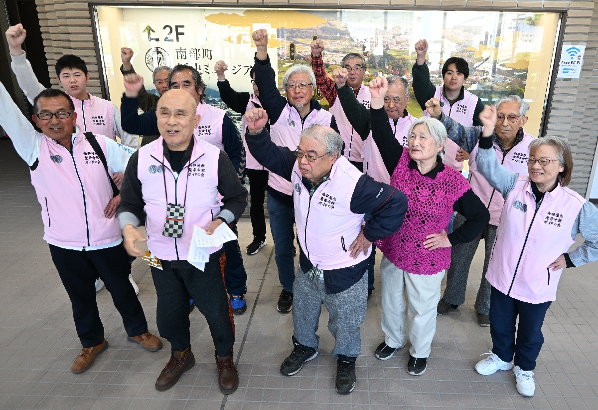 ときの声を上げるボランティアガイド