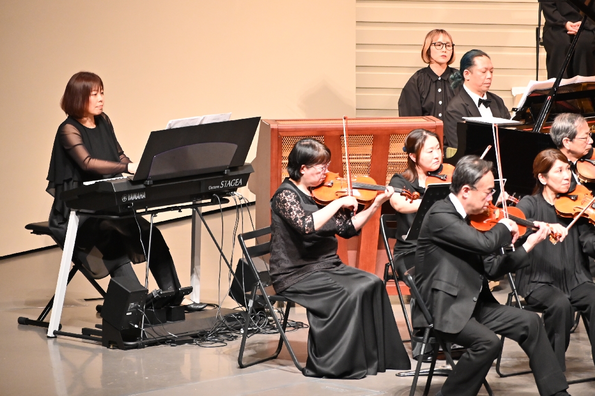 電子オルガンを演奏する花田可奈子さん(左)。本物のパイプオルガンの音色に近づけようと調整を重ねた