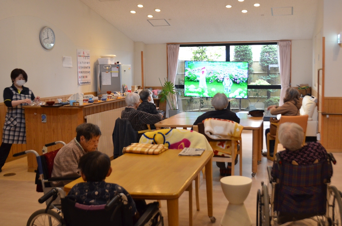 18人が入居するグループホーム「かっこうの森ぬまだて」。施設関係者は警戒を続けている=27日、八戸市