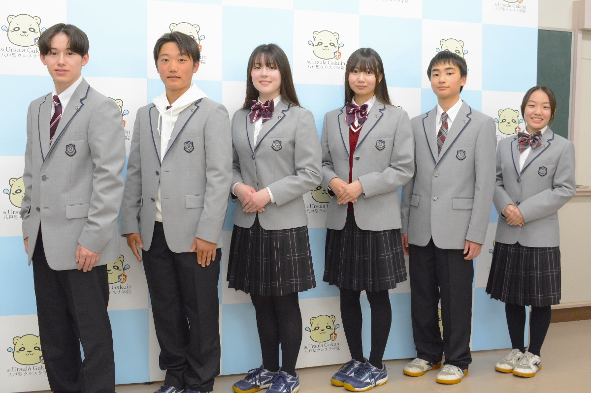 八戸聖ウルスラ学院中・高の新制服。右から２人が中学の制服＝２７日、八戸市
