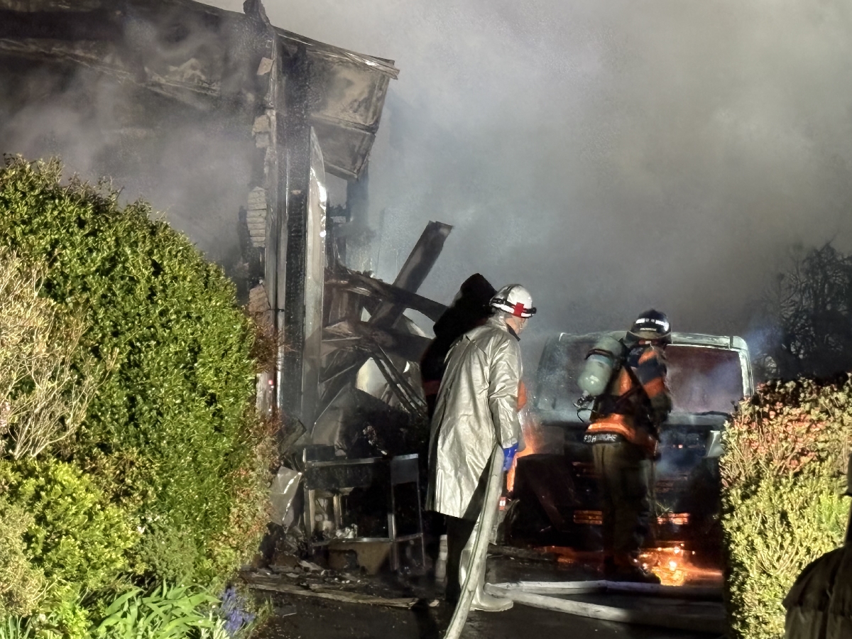 住宅から延焼し、車も燃えているように見える=28日午前2時ごろ、八戸市櫛引き烏館場