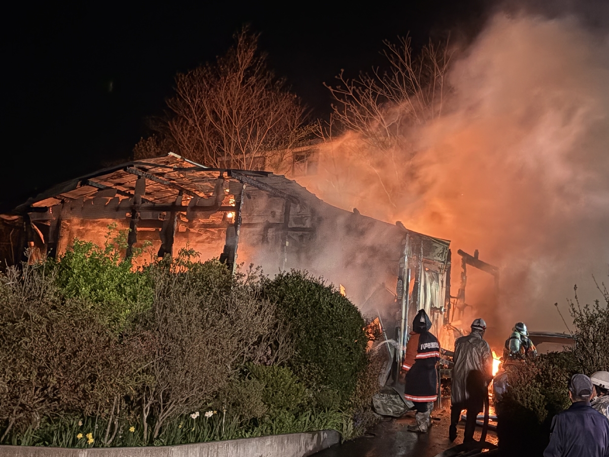 焼け跡の1階部分から2人の焼死体が見つかった現場=28日午前1時55分ごろ、八戸市櫛引烏館場
