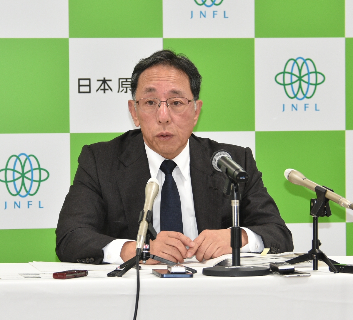 使用前事業者検査に要する期間などについて見解を述べる増田尚宏社長＝２８日、青森市