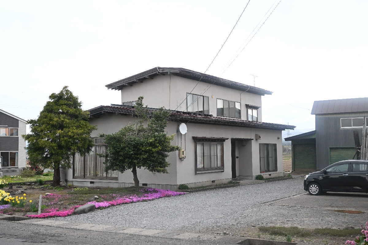 死体が遺棄されていた住宅＝２８日、青森市