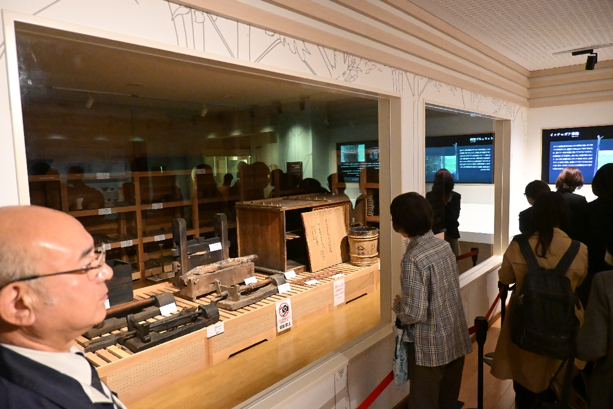 「うるし物語情報発信センター」の観覧スペース。収蔵品の一部をガラス越しに見ることができる
