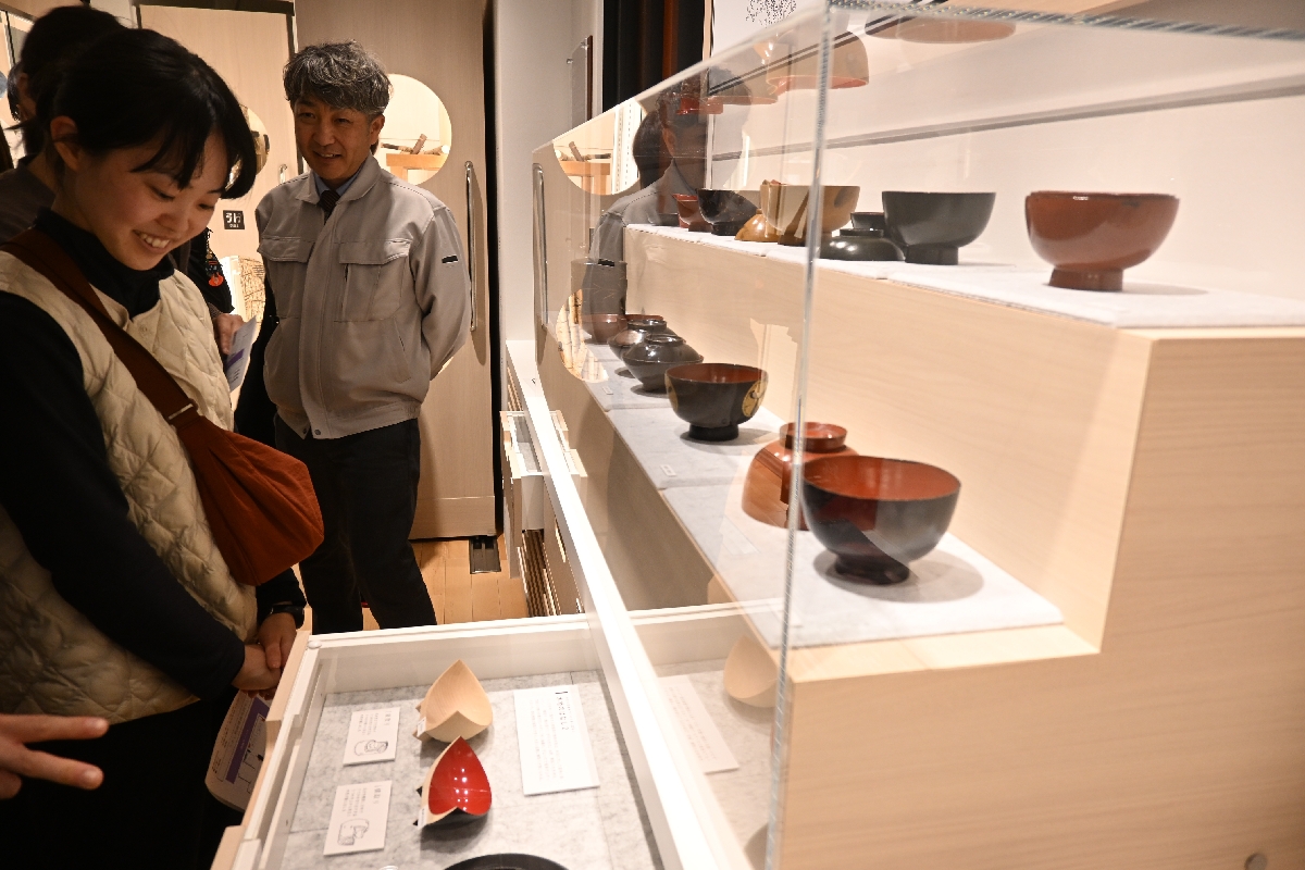 漆器など製品も展示している
