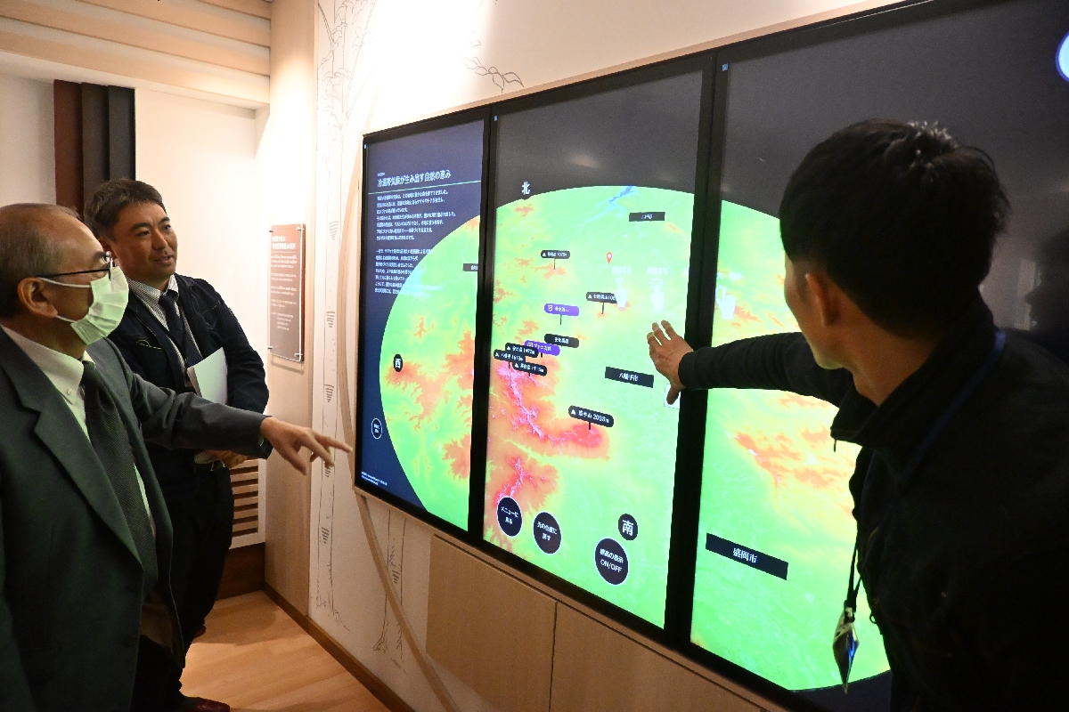 地元の漆文化を学べる3面大型タッチパネル