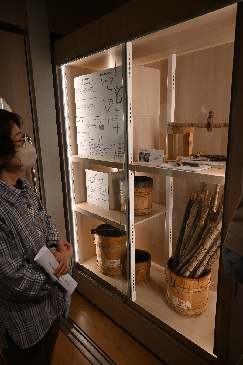 漆搔きや塗りなどに使う用具も展示し、解説している