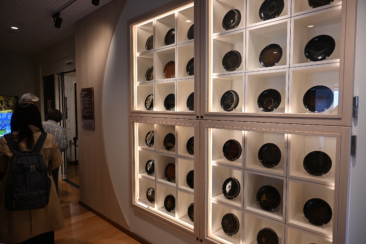 入り口すぐのスペースでは漆器を展示