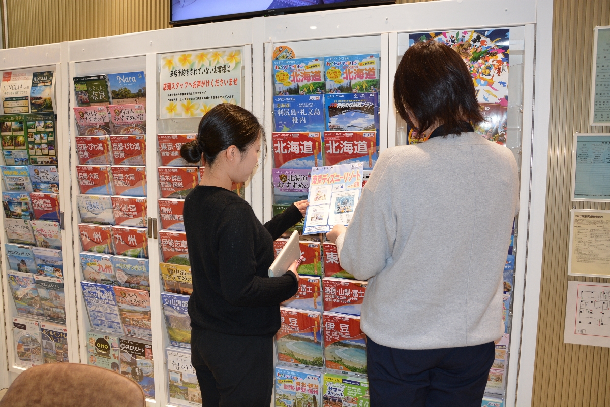 物価高を反映し、近場で短期間の旅行が人気だ=28日、八戸市のデーリー東北たびーぐ