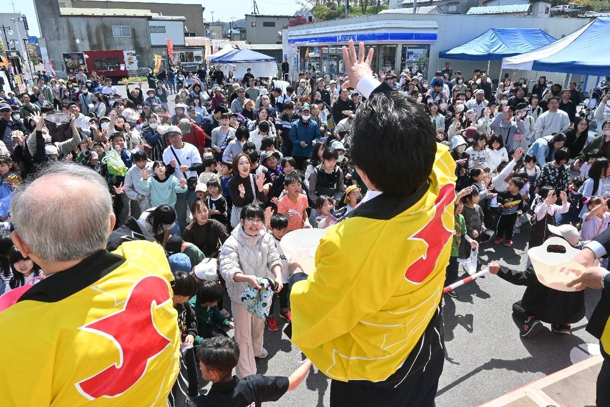 オープニングの餅まきに大勢の市民が詰めかけた久慈春まつり