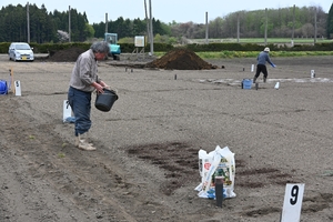 豊作願い、農作業に汗　楽農キャンパス開園/六戸