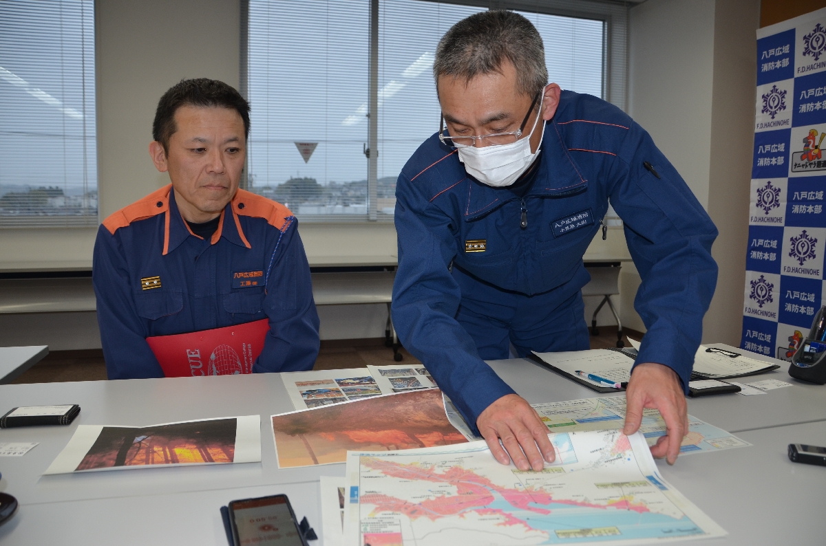 大槌町での活動を振り返る小笠原大樹さん（右）、工藤智也さん＝２８日、八戸消防本部