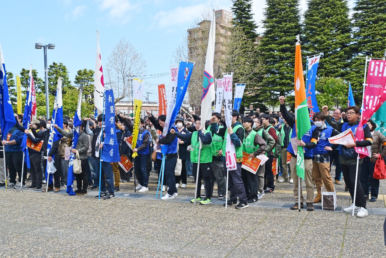 頑張ろうを三唱し、団結を確認する参加者=29日、八戸市