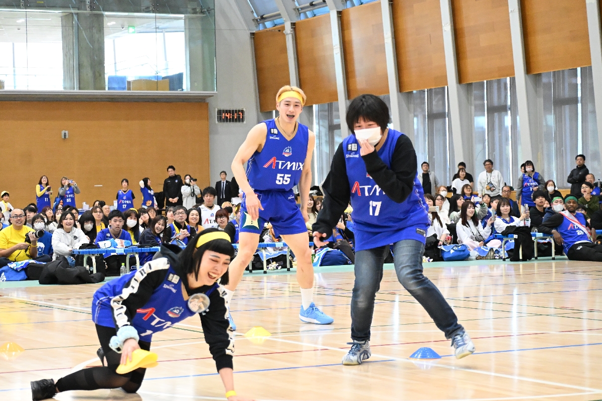運動会を楽しむ選手とブースターら＝マエダアリーナ