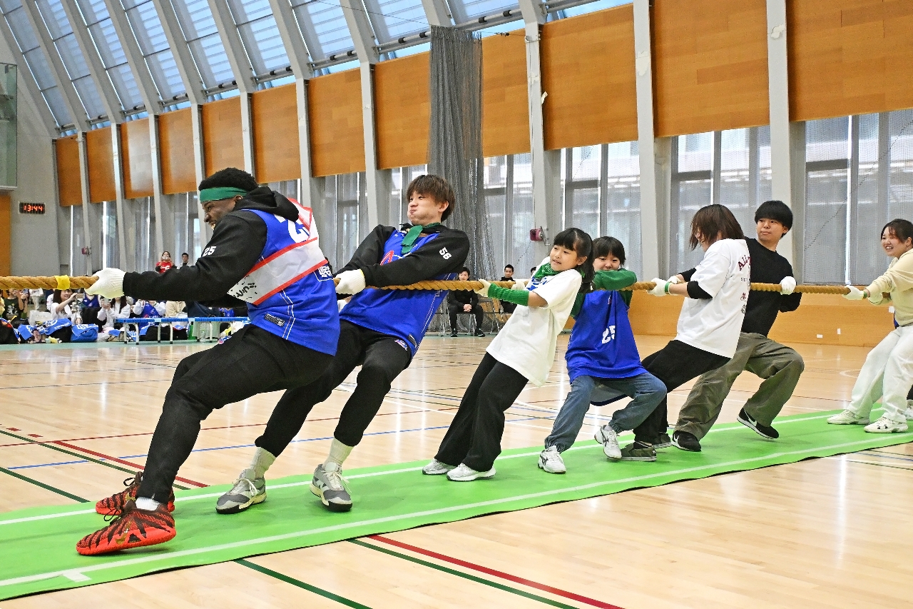 綱引きを楽しむ選手とブースター＝マエダアリーナ