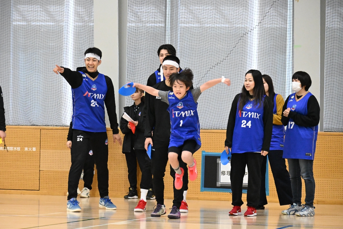 運動会を楽しむ選手らとブースター＝マエダアリーナ