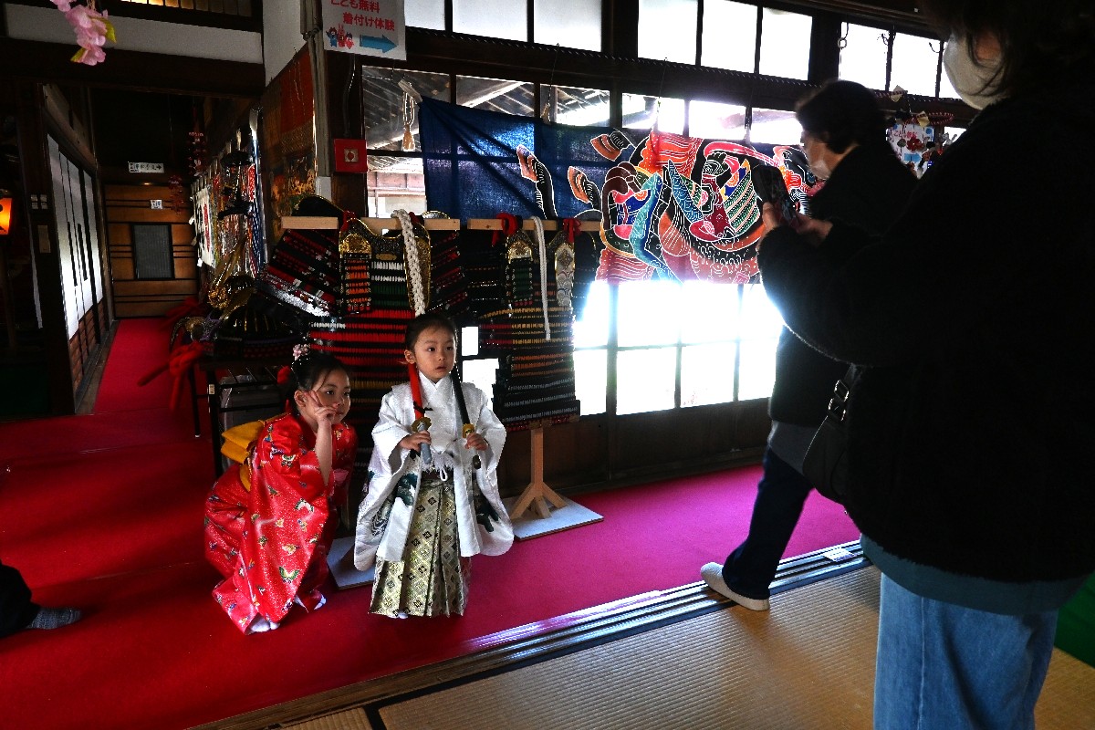 着物を着て記念撮影する子ども