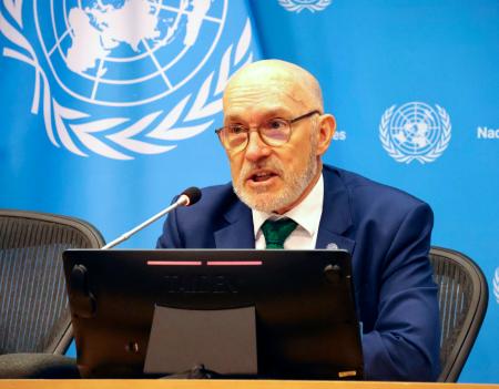 　２９日、米ニューヨークの国連本部で記者会見するＣＴＢＴ機構準備委員会のフロイド事務局長（共同）