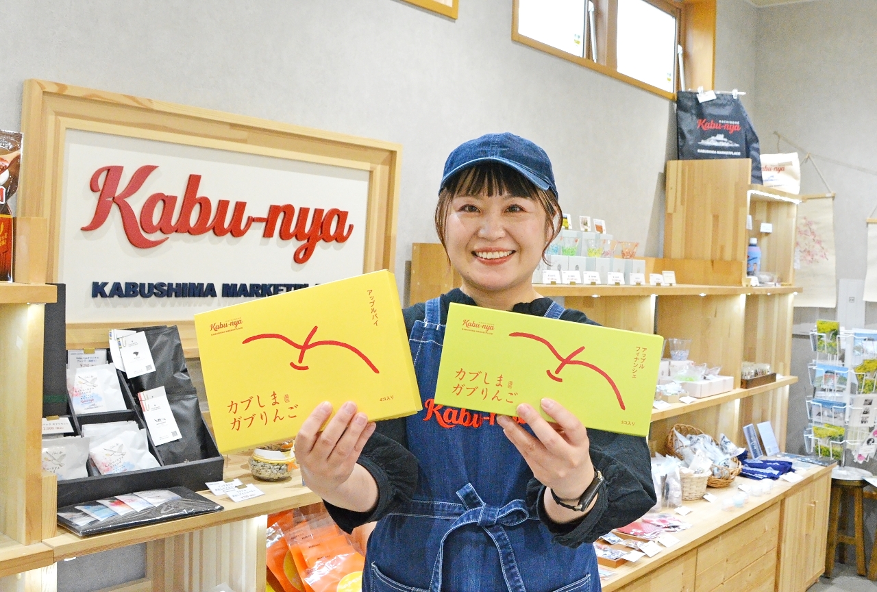 新商品のアップルパイとフィナンシェをＰＲする小泉由枝さん＝２８日、八戸市