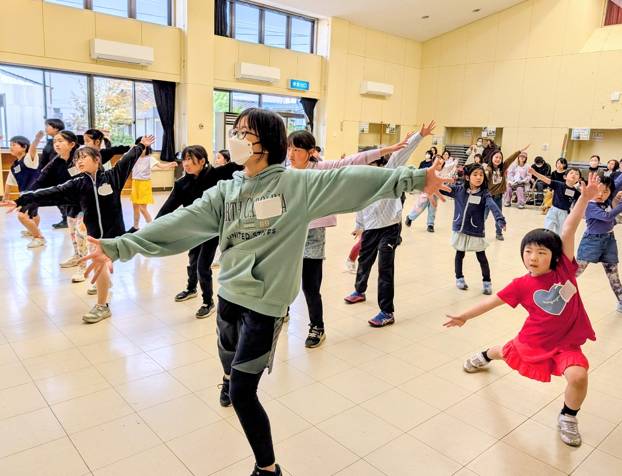 パフォーマンスを意識しながら、体を動かす参加者