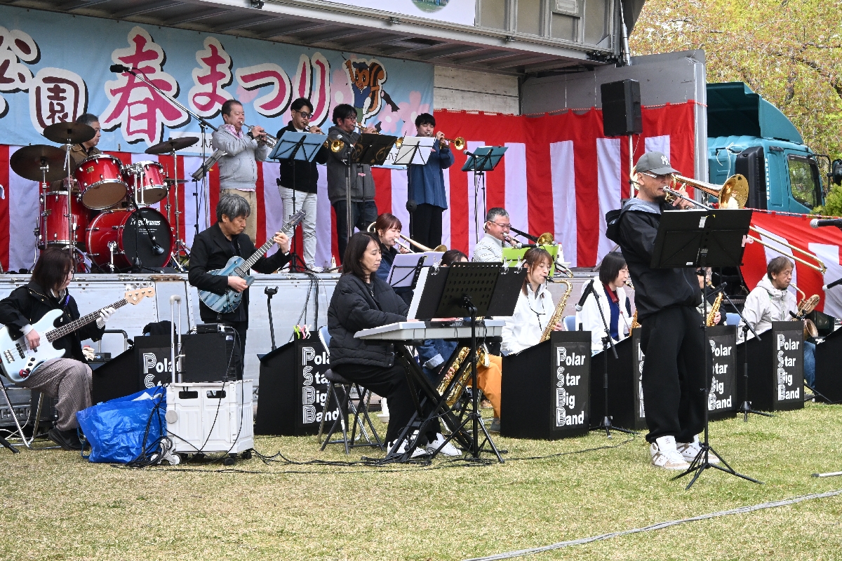 芝生広場の特設ステージでのイベント＝２９日、八戸市