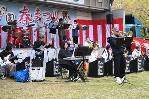 出店ずらり、ステージ華やか　八戸公園春まつり始まる
