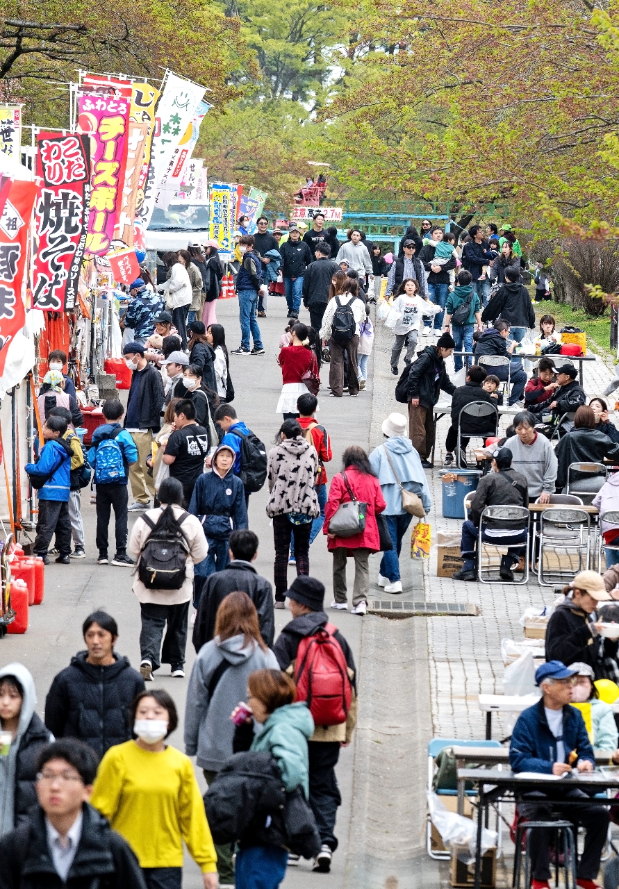 大勢の家族連れらでにぎわう八戸公園=29日、八戸市(大西桂介撮影)
