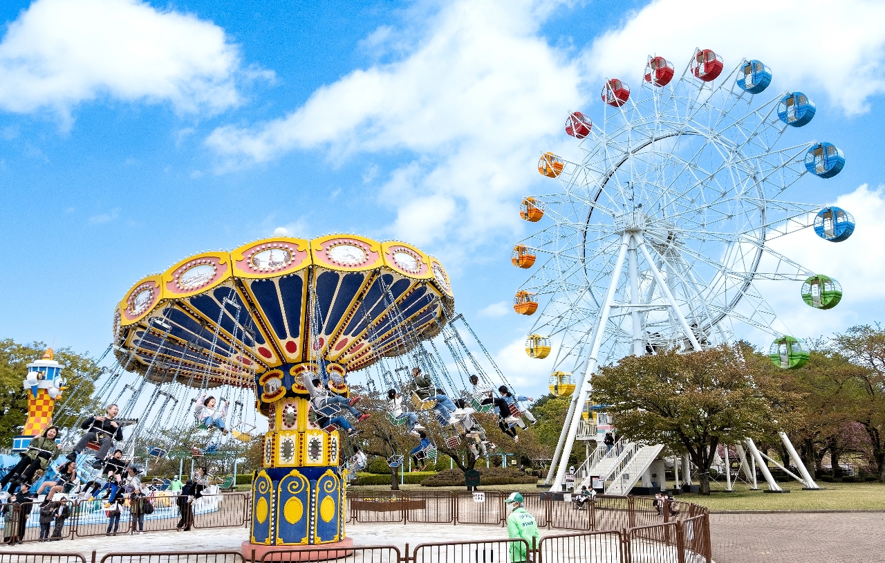 大勢の家族連れらでにぎわう八戸公園=29日、八戸市(大西桂介撮影)