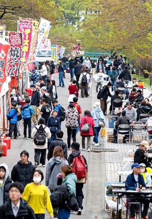 晴天のＧＷ、人出どっと　近場人気、にぎわい期待／青森県南の行楽地