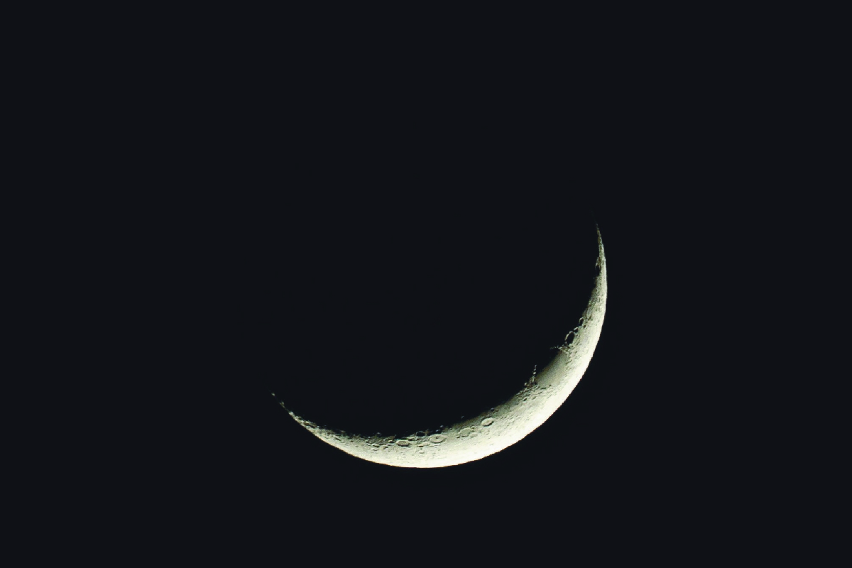 八戸高専から望む三日月。三日月や半月を望遠鏡で観察すると、満月の時より凹凸の陰影がはっきり見える＝２０２３年４月、同