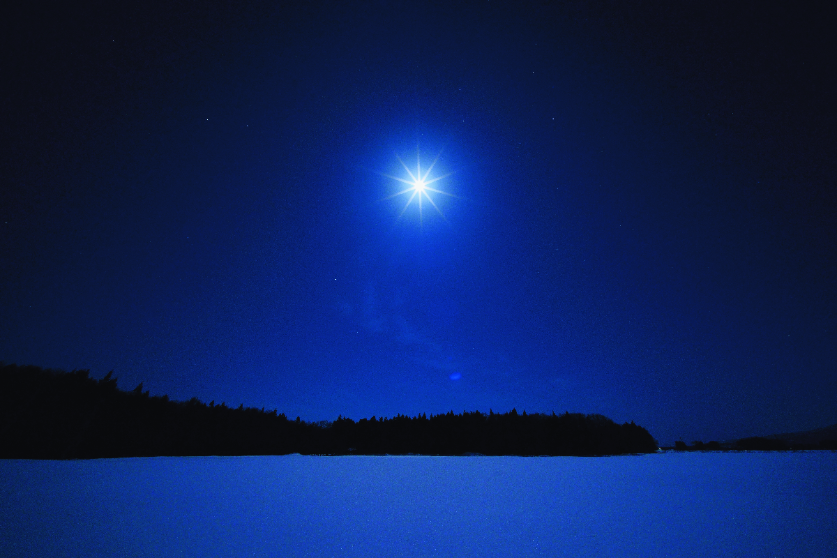 雪原に輝く月。岩手県北上市の夏油高原にて＝２０２１年２月、筆者撮影