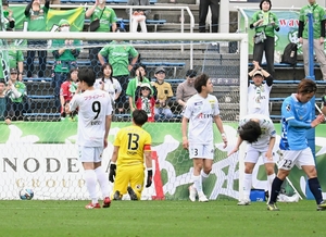 【ヴァンラーレ―横浜ＦＣ】守備ちぐはぐ４失点