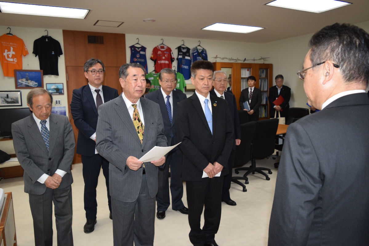 熊谷雄一市長(右)に対し、要請書の内容を説明する柾谷和栄会長(左から3人目)=30日、八戸市
