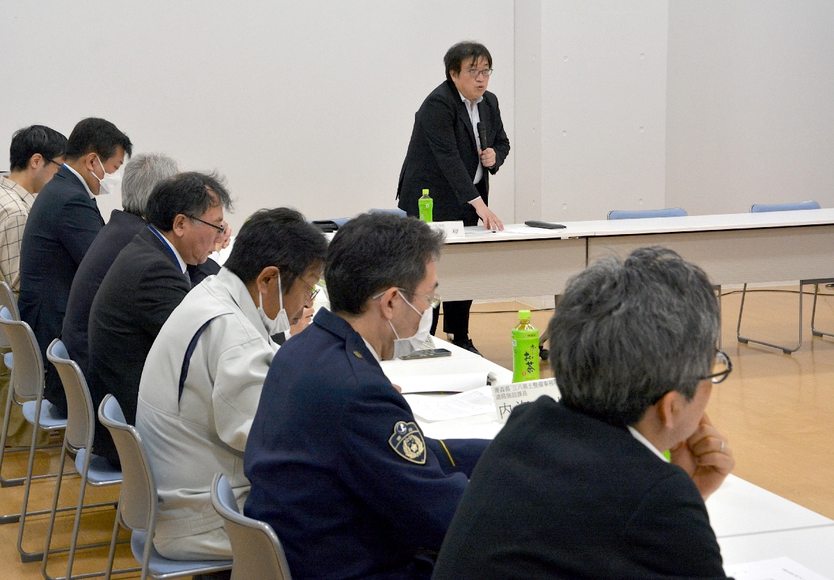 会議であいさつする吉田樹会長（奥）＝３０日、ＹＳアリーナ八戸