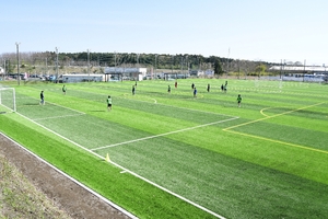 八戸工業大、人工芝サッカー場整備 公式戦対応、LED照明も