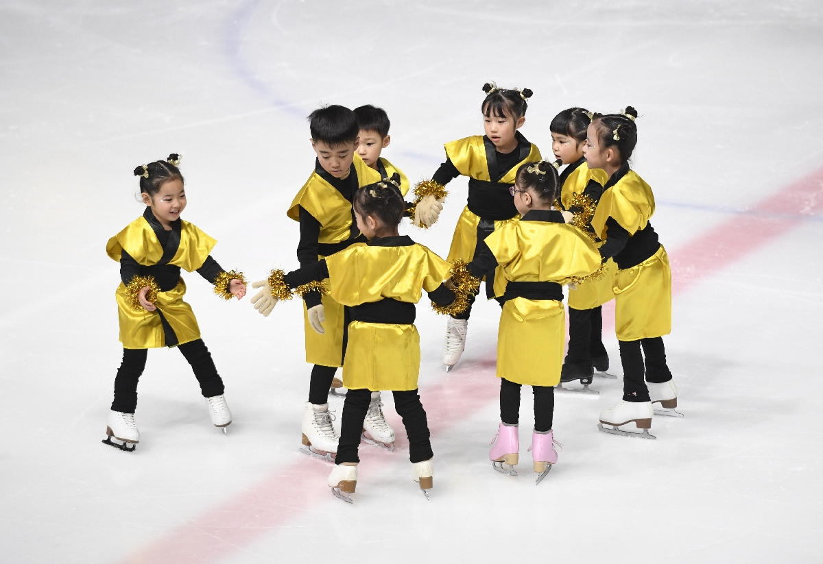 初心者コースの子どもたち。滑り慣れていない子を助けながら、かわいらしい演技で観客を魅了した