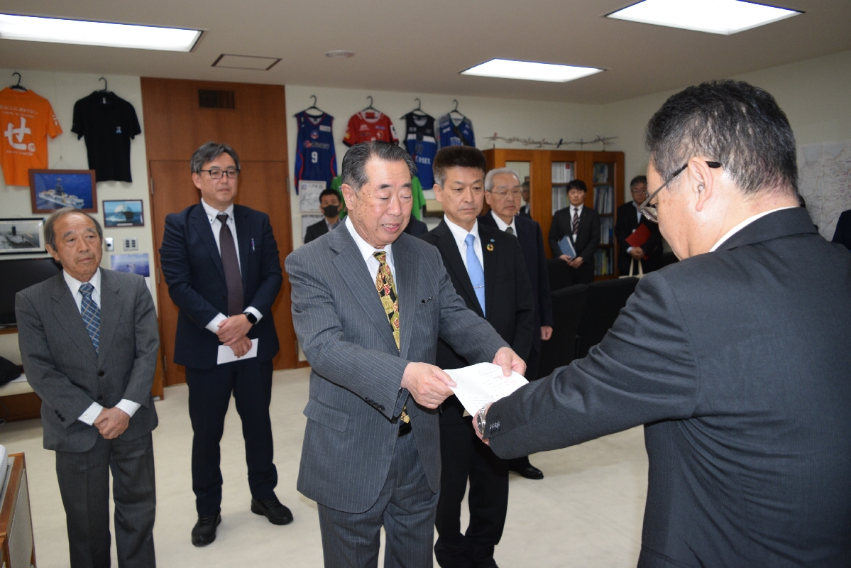 熊谷雄一市長（右）に要請書を手渡す柾谷和栄会長（左から３人目）＝３０日、八戸市