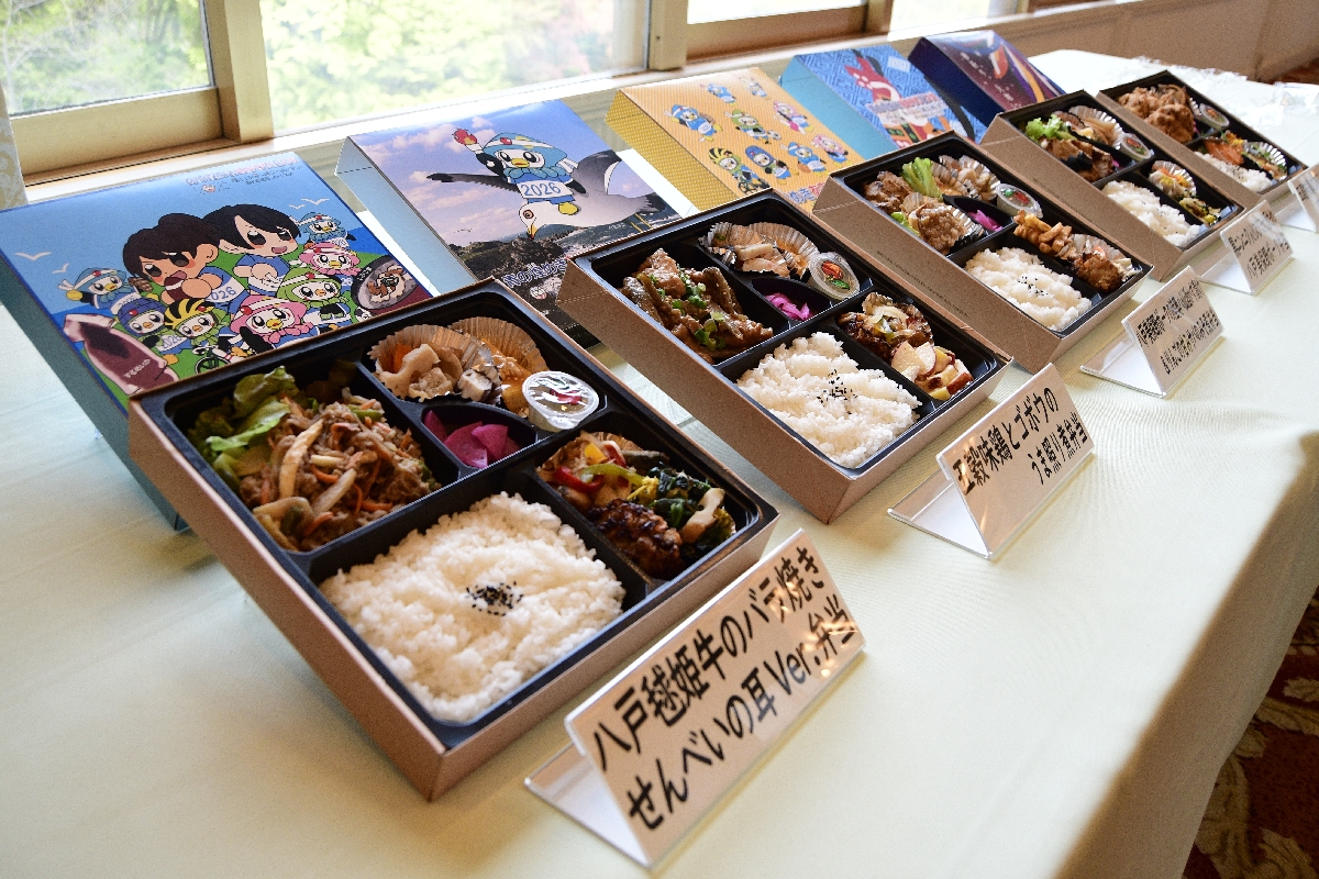 「青の煌めきあおもり国スポ」の期間中に、選手団に販売される特製弁当=30日、八戸市