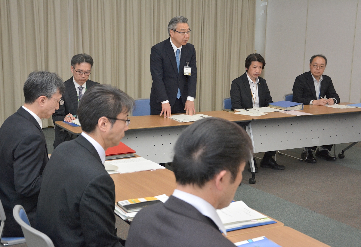 初会合であいさつする、チームマネジャーの三浦隆亨危機管理部長（中央奥）＝１日、八戸市庁