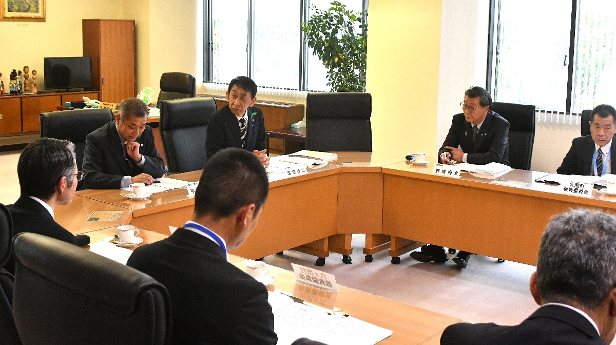 本年度の各自治体の活動について出席者が情報を共有した連絡協議会=1日、青森市