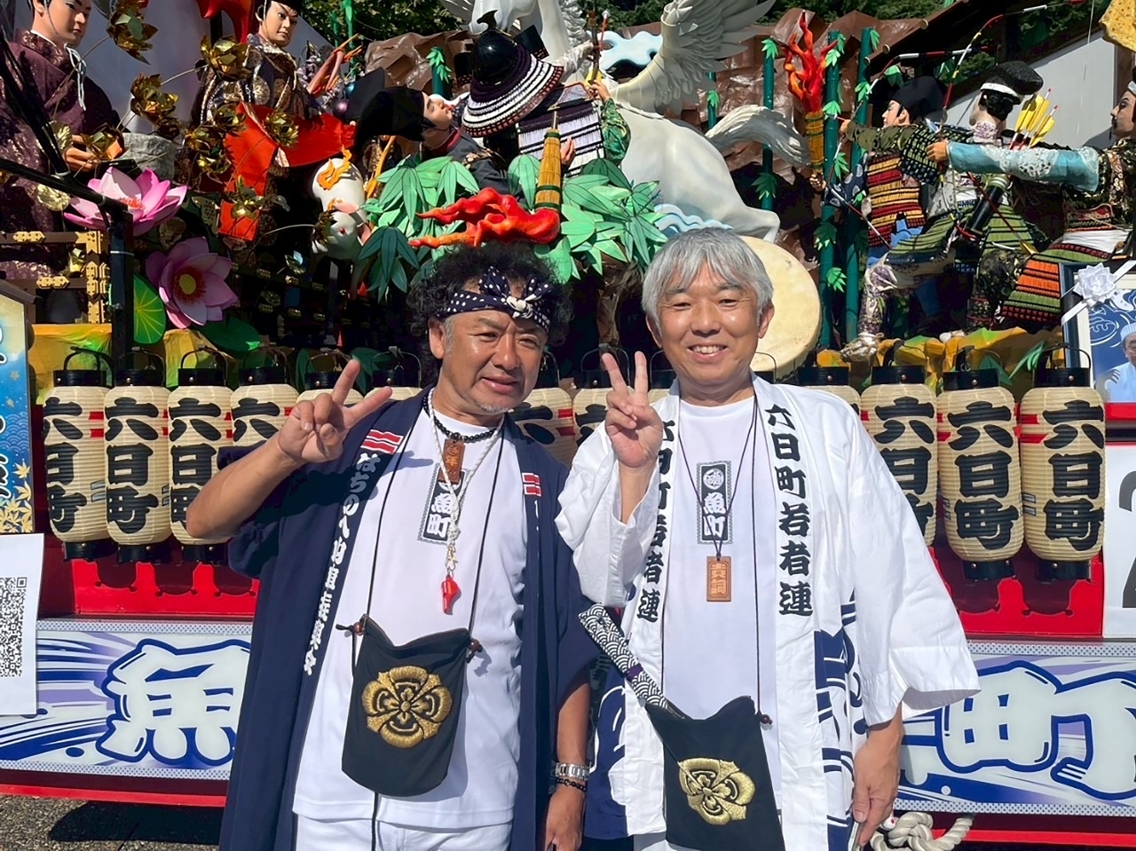 3年前から毎年、八戸三社大祭六日町附祭若者連の山車組に参加している名久井貴信さん(右)=本人提供