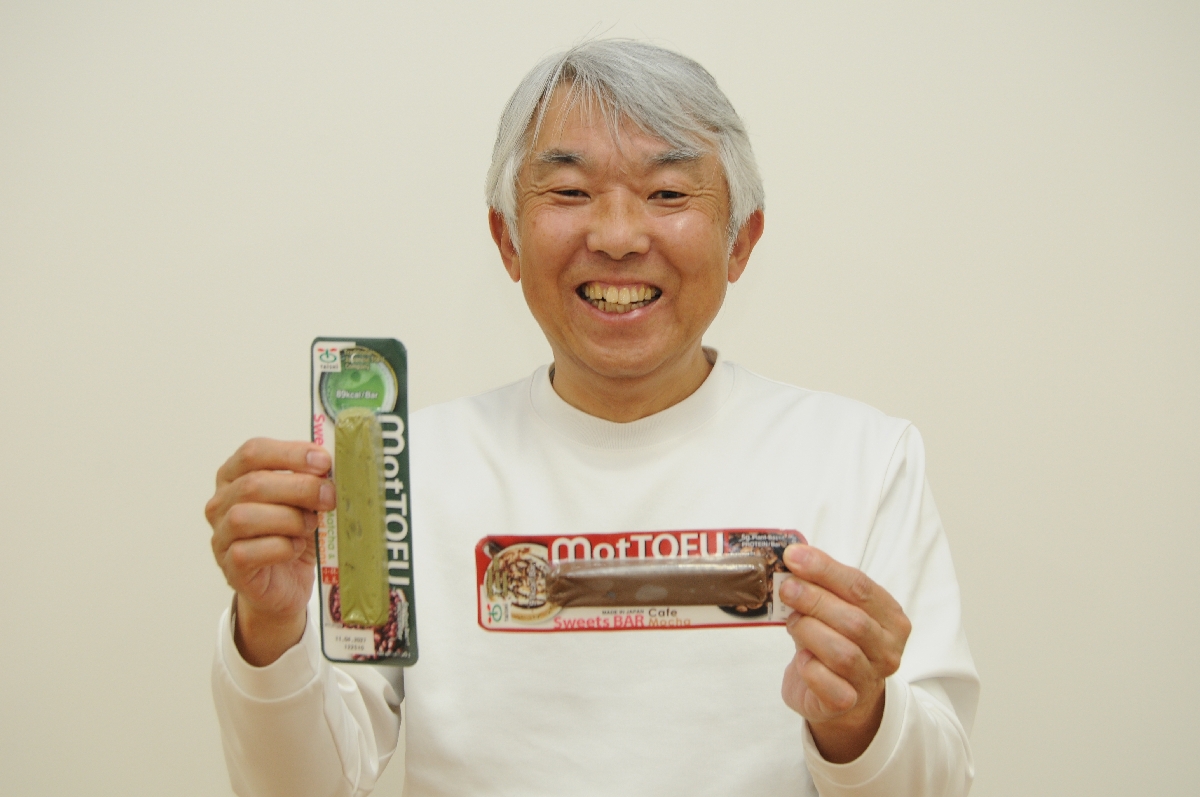 デザインしたパッケージを持つ名久井貴信さん